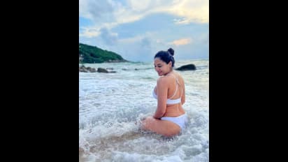 கர்ப்பமாக இருக்கும் வயிற்றை காட்டி... கடற்கரையில்  2 பீஸ் உடையில் போட்டோ ஷூட் நடத்திய நடிகை பூஜா ராமசந்திரன்!