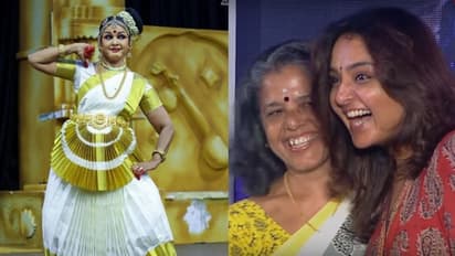 'പ്രായം വെറും നമ്പറെന്ന് വീണ്ടും തെളിയിച്ചു'; മോഹിനിയാട്ടത്തില് അരങ്ങേറ്റം കുറിച്ച് മഞ്ജുവിന്റെ അമ്മ