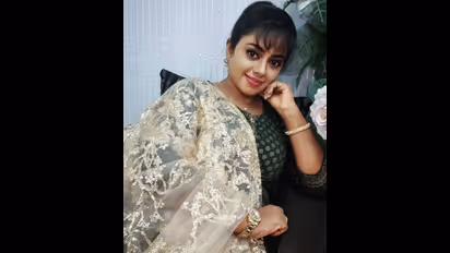 நடிகை சவுந்தர்யாவின் மறுபிறவியோ... அச்சு அசல் அவரை போலவே இருக்கும் பெண்ணின் புகைப்படங்கள் வைரல்!