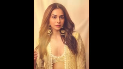 మత్తెక్కించే పోజులతో రకుల్ ప్రీత్ సింగ్ రచ్చ.. చురకత్తుల్లాంటి చూపులతో కవ్విస్తున్న స్టార్ హీరోయిన్! 