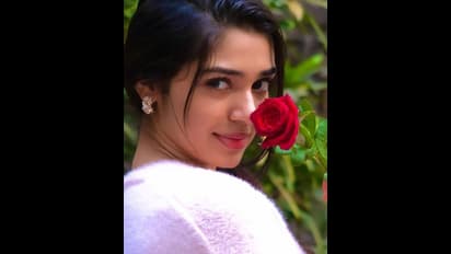 గులాబీకి బేబమ్మ ముద్దులు.. క్యూట్ లుక్స్ తో కట్టిపడేస్తోందే..  అందుకేనా కుర్రాళ్లలో ఇంత క్రేజ్..