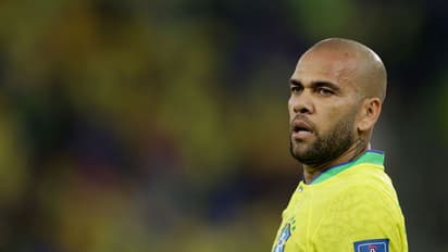  ജയിലിലെ ഫുട്ബോള്‍ ടീമില്‍ അരങ്ങേറി ഡാനി ആല്‍വസ്, ജയിലില്‍ കൂട്ട് റൊണാള്‍ഡീഞ്ഞോയുടെ ബോഡി ഗാര്‍ഡ്