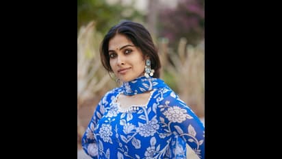 Divi Photos: బ్లూ గౌన్‌లో బిగ్‌ బాస్‌ బ్యూటీ దిమ్మతిరిగే పోజులు.. బ్యాక్‌ అందాలు చూపిస్తూ రెచ్చగొడుతున్న దివి 