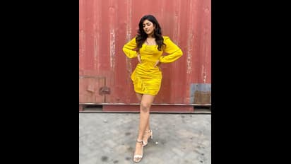 ఎల్లో టైట్‌ ఫిట్‌లో పరువాల విందు, థైస్‌ ట్రీట్‌ ఇచ్చిన ఈషారెబ్బా.. చేతులు పైకెత్తి రెచ్చగొడుతున్న తెలుగు అందం