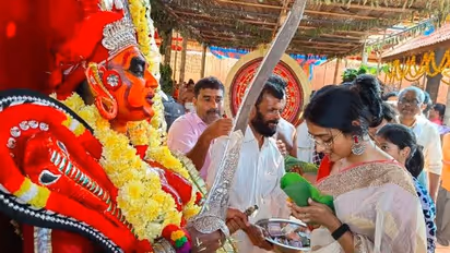 ಕೇರಳ ದೈವ ತೆಯ್ಯಂ ದರ್ಶನ ಪಡೆದ ನಿರೂಪಕಿ ಅನುಶ್ರೀ ಮತ್ತು ನಟಿ ಸಂಗೀತಾ ಶೃಂಗೇರಿ