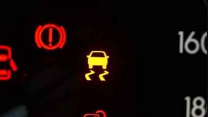 కారులో ఈ సేఫ్టీ ఫీచర్ తడి రోడ్లపై ప్రమాదాలను ఎలా నివారిస్తుంది, ఇంకా ఎలా పనిచేస్తుందో తెలుసుకోండి..