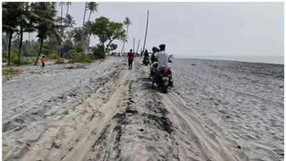 കടലാക്രമണത്തിൽ റോഡിൽ വീണ മണൽ നീക്കം ചെയ്തില്ല; യാത്രക്കാർ ദുരിതത്തില്