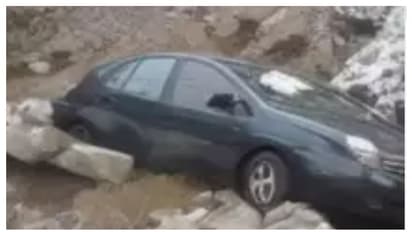 അഞ്ചംഗ കുടുംബം സഞ്ചരിച്ച കാർ 200 അടി താഴ്ചയിലേക്ക് മറിഞ്ഞു; പോറലുപോലുമേൽക്കാതെ അത്ഭുത രക്ഷപ്പെടൽ