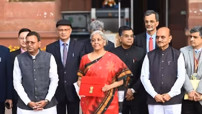 Budget 2023: ಕೈಮಗ್ಗ ಸೀರೆಯ ಮೇಲಿನ ಪ್ರೀತಿ ಸಾಬೀತುಪಡಿಸಿದ ಸಚಿವೆ, ಕೆಂಪು ಬಣ್ಣದ ಇಳಕಲ್  ಸೀರೆಯಲ್ಲಿ ನಿರ್ಮಲಾ