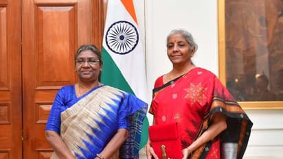 కేంద్ర బడ్జెట్ 2023 : ఎరుపురంగు టెంపుల్ బార్డర్ చీరలో నిర్మలాసీతారామన్..