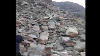 జమ్మూ కాశ్మీర్ లోని బనిహాల్లో విరిగిపడ్డ కొండచరియలు.. ఎన్ హెచ్ - 44పై నిలిచిపోయిన ట్రాఫిక్