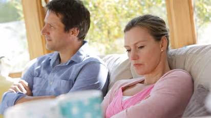 पत्नी नाराज, पती जातोय मैत्रिणीसोबत ट्रिपला