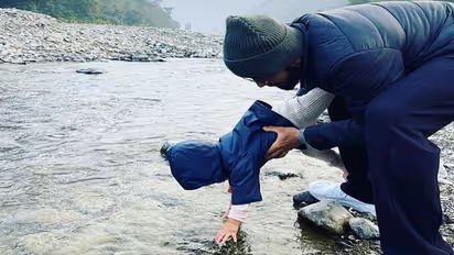 ಪತ್ನಿ ಮತ್ತು ಮಗಳ ಜೊತೆ  ರಿಷಿಕೇಶದಲ್ಲಿ ವಿರಾಟ್‌ ಕೊಹ್ಲಿ ಟ್ರೆಕ್ಕಿಂಗ್ ಫೋಟೋ ವೈರಲ್‌!