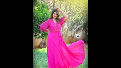 పింక్ డ్రెస్ లో హోమ్లీ బ్యూటీ గ్లామర్ మెరుపులు.. అదిరిపోయే పోజులతో మెస్మరైజ్ చేస్తున్న సీనియర్ నటి