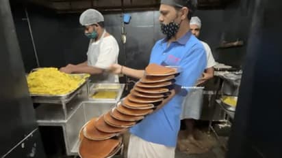 ഒറ്റകയ്യില് 16 ദോശ പാത്രങ്ങളുമായി വെയിറ്റര്; അമ്പരന്ന് സോഷ്യല് മീഡിയ; വീഡിയോ