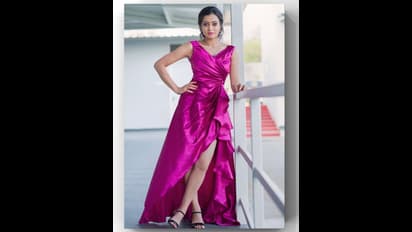 స్లీవ్‌లెస్‌ పింక్‌ గౌన్‌లో హీటు పెంచుతున్న జబర్దస్త్ యాంకర్‌.. హాట్‌ డోస్‌ పెంచుతూ సౌమ్య రావు రచ్చ..