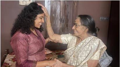 പ്രബന്ധത്തിലെ 'പിഴവ്', ചങ്ങമ്പുഴയുടെ കുടുംബാംഗങ്ങളെ വീട്ടിലെത്തി കണ്ട് ചിന്ത; തലയിൽ കൈവച്ച് അനുഗ്രഹിച്ച് മകൾ!