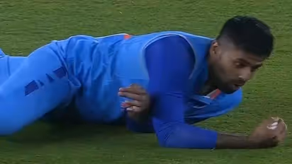 பறந்து பறந்து கேட்ச் பிடித்த சூர்யகுமார் யாதவ்விற்கு குவியும் பாராட்டு: வைரலாகும் வீடியோ!