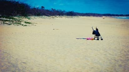 കടൽത്തീരത്ത് കുഞ്ഞിനെ പ്രാമിൽ തനിച്ചാക്കി അമ്മ കാപ്പി കുടിക്കാൻ പോയി, ഒപ്പം ഒരു കുറിപ്പും