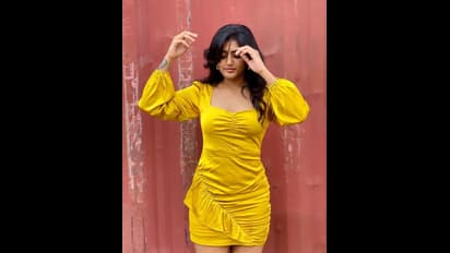 బిగుతైన డ్రెస్ లో తెలుగు హీరోయిన్ గ్లామర్ విందు.. సైడ్ యాంగిల్లో పిచ్చెక్కించేలా ఈషా రెబ్బా పోజులు