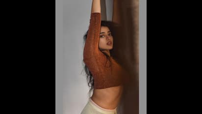 భారీ పరువాలని మత్తుగా స్ట్రెచ్ చేస్తూ మైకం తెప్పిస్తున్న కేతిక.. ఒంపు సొంపుల స్ట్రక్చర్ పై కామెంట్ల మోత 