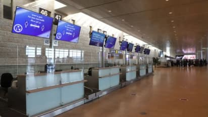 പ്രത്യേക ടിക്കറ്റെടുക്കണമെന്ന് വിമാനക്കമ്പനി; കുഞ്ഞിനെ ചെക്ക് ഇന് കൗണ്ടറില് ഉപേക്ഷിച്ച് ദമ്പതികള്