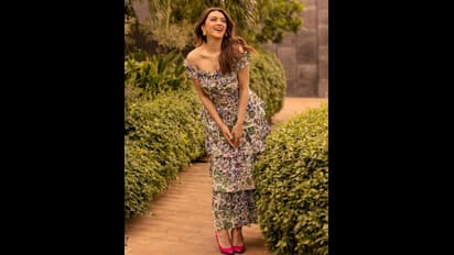 பார்பி பொம்மை மாடர்ன் கவுனில்... குனிந்து - நிமிந்து மஜாவாக போஸ் கொடுத்த ஹன்சிகா! மயங்கிய ரசிகர்கள்!