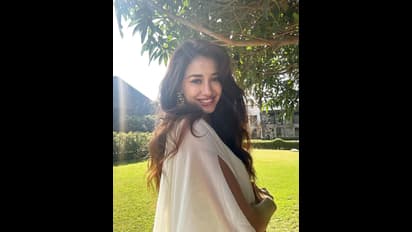 రాజహంసలా వెలిగిపోతున్న పూరి హీరోయిన్.. డీప్ నెక్ డ్రెస్ లో పరువాలతో వేడి పుట్టిస్తున్న దిశా పటాని 