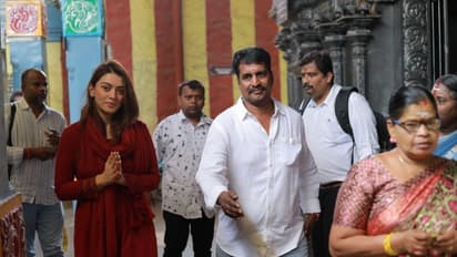 காளிகாம்பாள் கோவிலுக்கு திடீர் விசிட் அடித்த நடிகை ஹன்சிகா..! மனம் உருகி வேண்டி கொண்ட புகைப்படங்கள்!