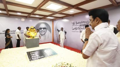 இப்படை தோற்பின் எப்படை வெல்லும்? அண்ணாவுக்கு பேரணியாக சென்று மரியாதை செலுத்திய முதல்வர்