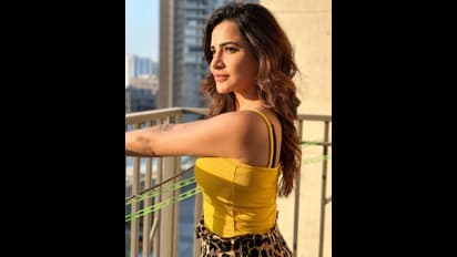 AshuReddy:సూర్యకిరణాలు అందాలను కిస్‌ చేయగా తన్మయత్వం చెందుతున్న బిగ్‌ బాస్ బ్యూటీ.. సెగలు రేపే పోజులు