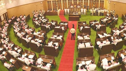 శాసనసభ నుంచి కాంగ్రెస్ వాకౌట్.. ప్రజా సమస్యలపై ప్రభుత్వం చర్చకు సిద్దంగా లేదన్న భట్టి.. 