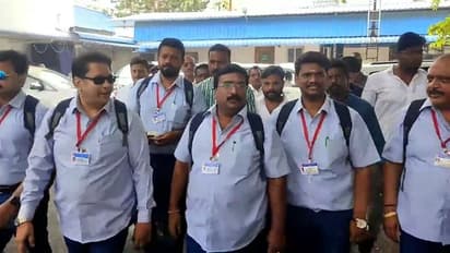 புதுவையில் பள்ளி சீருடையில் சட்டமன்றம் வந்த திமுக உறுப்பினர்கள்