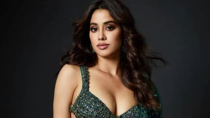 எல்லா இடத்திலும் உன்னை தேடுறேன் மா... தாய் ஸ்ரீதேவி குறித்து பதிவிட்டு கலங்கிய ஜான்வி கபூர்