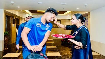 நெற்றியில் திலகமிட மறுப்பு தெரிவித்த சிராஜ், உம்ரான்: டுவிட்டரில் நடக்கும் கடுமையான விவாதம்!