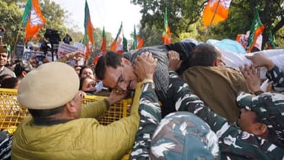 ದೆಹಲಿ ಮದ್ಯನೀತಿ ಹಗರಣ: ಕೇಜ್ರಿವಾಲ್ ರಾಜೀನಾಮೆಗೆ ಆಗ್ರಹಿಸಿ ಬಿಜೆಪಿಯಿಂದ ಭಾರಿ ಪ್ರತಿಭಟನೆ