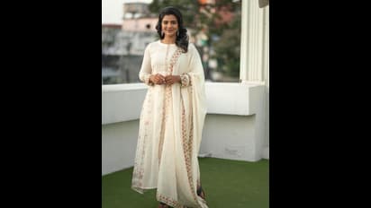 ఐశ్వర్య రాజేశ్ క్రేజ్ మామూలుగా లేదుగా.. ట్రెడిషనల్ లుక్ లో ఆకట్టుకుంటున్న డస్కీ బ్యూటీ!