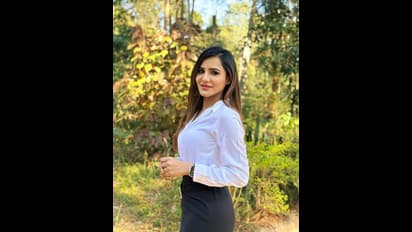 వైట్ షర్ట్, బ్లాక్ స్కర్ట్ లో అషురెడ్డి గ్లామర్ మెరుపులు.. అబ్బాయిలపై బోల్డ్ బ్యూటీ ఇంట్రెస్టింగ్ కామెంట్?