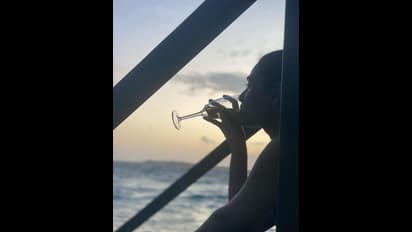 కురులతో మొహాన్ని దాచేస్తూ కవ్విస్తున్న యంగ్ బ్యూటీ.. టాప్ గ్లామర్ షోతో షాలినీ పాండే రచ్చ..