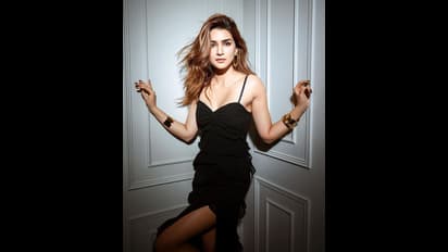 Kriti Sanon: ట్రెండీ డ్రెస్ వేసిన అందాల చెరుకుగడ... మైండ్ బ్లాక్ చేస్తున్న ప్రభాస్ రూమార్డ్ గర్ల్ ఫ్రెండ్ కృతి