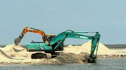 തോട്ടപ്പള്ളിയിലെ കരിമണൽ ഖനനം അനുമതിയില്ലാതെ, നിർത്തിവെക്കണം; സുപ്രീം കോടതിയില് ഹര്ജി