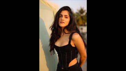 బ్లాక్ ఫిట్ లో విశ్వక్ సేన్ హీరోయిన్ గ్లామర్ ట్రీట్.. యంగ్ బ్యూటీ స్టన్నింగ్ స్టిల్స్ కు  మైండ్ బ్లాకే.. 