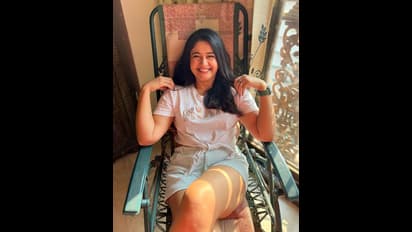 కాలు మీద కాలేసి థైస్‌ ట్రీట్‌ ఇచ్చిన పూనమ్‌ బజ్వా.. స్మైల్‌తో పడేస్తున్న హాట్‌ బ్యూటీ..ఎన్నాళ్లకో ఈ అందం..