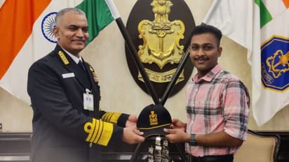 നാവിക സേനാ കപ്പലുകളുടെ മിനിയേച്ചറിലൂടെ വൈറലായ ആരോമലിന് ഒടുവില് കേന്ദ്രത്തിന്റെ അനുമോദനം