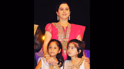 சேலையில் அம்மா தேவயானியை மிஞ்சிய அழகு! கியூட் தேவதை போல் ஜொலிக்கும் மகள் இனியாவின் புகைப்படம் வைரல்! 