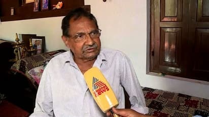 ഉമ്മൻ ചാണ്ടിക്ക് ചികിത്സ നിഷേധിക്കുന്നത് ഭാര്യയും മൂത്ത മകളും ചാണ്ടി ഉമ്മനും: ആരോപണവുമായി അലക്സ് വി ചാണ്ടി