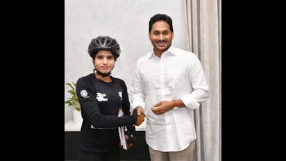 సీఎం జగన్ను కలిసిన ఆశా మాలవ్య.. మహిళా సాధికారత కోసం సైకిల్ యాత్ర చేస్తున్న ఆమెకు రూ.10 లక్షల నగదు ప్రోత్సాహకం