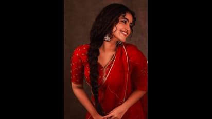 చిలిపిగా, అంతకుమించి వయ్యారంగా అనుపమ.. ప్రతి యాంగిల్ లో చిటపటలాడే సొగసు అదుర్స్ 