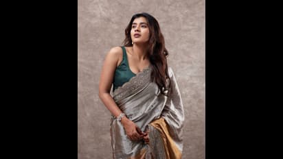 చీర మాత్రమే నిండుగా, అక్కడ అసలైన అందాలు చూపిస్తూ ఆవిరి సెగలు పుట్టిస్తున్న హెబ్బా పటేల్.. 