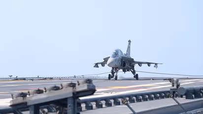 కీలక మైలురాయిని అందుకున్న ఐఎన్ఎస్ విక్రాంత్‌.. తొలిసారిగా ల్యాండైన యుద్ధ విమానం